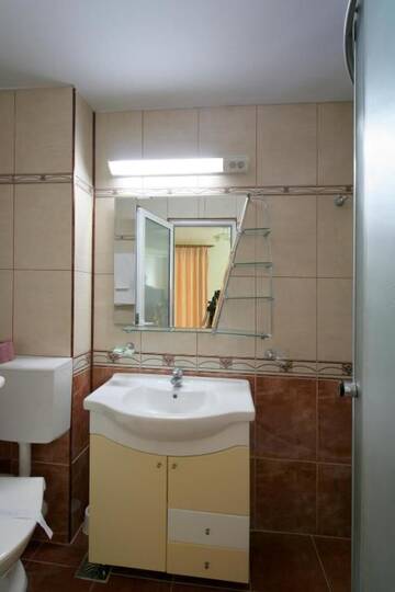 Фото номера Двухместный номер с 1 кроватью или 2 отдельными кроватями и балконом Гостевой дом Pensiunea Izvoare г. Бэи­ле-Олэ­неш­ти 17