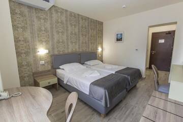 Фото номера Двухместный номер с 2 отдельными кроватями и балконом Отель Hotel Olanesti &amp; Spa Medical г. Бэи­ле-Олэ­неш­ти 2