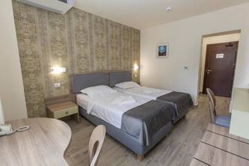 Фото номера Двухместный номер с 2 отдельными кроватями и балконом Отель Hotel Olanesti &amp; Spa Medical г. Бэи­ле-Олэ­неш­ти 3