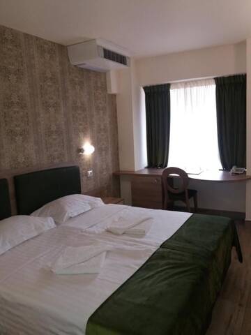Фото номера Двухместный номер с 2 отдельными кроватями и балконом Отель Hotel Olanesti &amp; Spa Medical г. Бэи­ле-Олэ­неш­ти 4