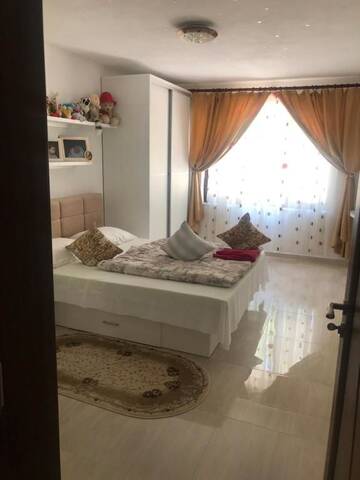 Фото номера Номер с кроватью размера «king-size» Проживание в семье CASA RELY г. Бэи­ле-Олэ­неш­ти 22