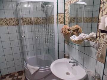 Фото номера Трехместный номер Отель Hotel Suprem г. Бэи­ле-Олэ­неш­ти 9