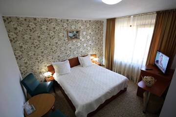 Фото номера Двухместный номер с 1 кроватью Отель Hotel Suprem г. Бэи­ле-Олэ­неш­ти 3
